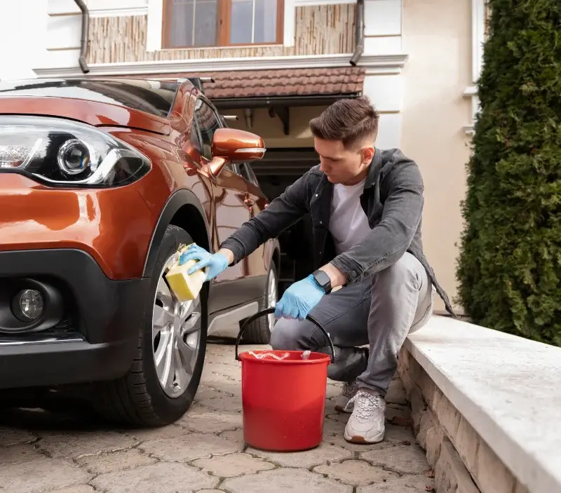Lavage auto à domicile Caden : professionnel intervenant sur un véhicule